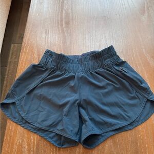 Lululemon Hotty Hot High Rise Lined Short 4” size 6